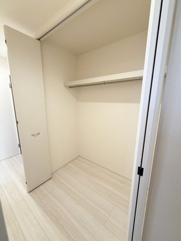 ストック品や季節物の収納に便利な2Fホールの収納です