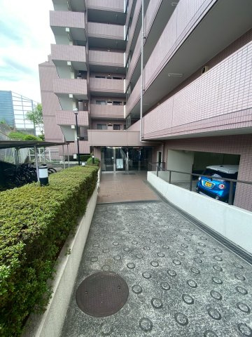 マンションエントランスまでのアプローチです。