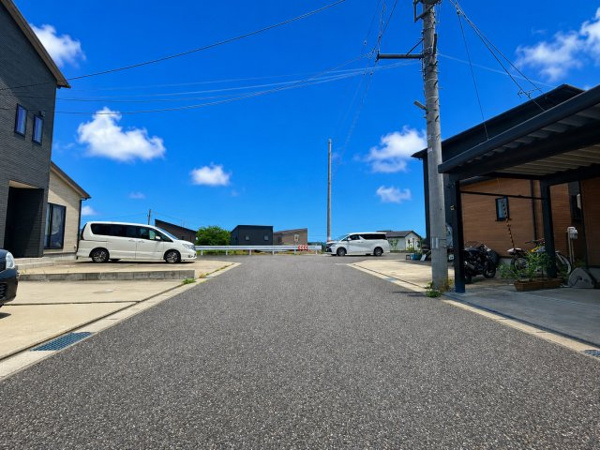 【新潟市北区太夫浜の中古戸建ての前面道路含む現地写真】