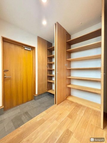 【新潟市北区太夫浜の中古戸建ての玄関】