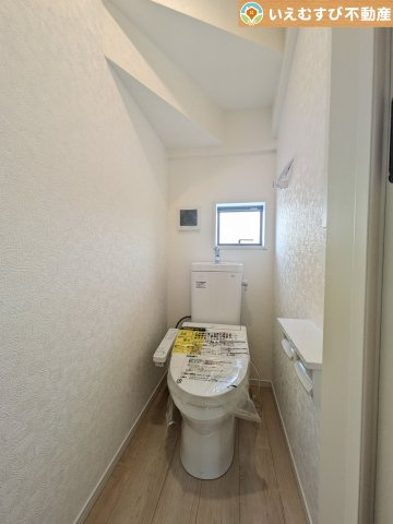 シンプルで清潔感のあるトイレ　窓付きで明るく、お掃除しやすいシンプルな空間♪