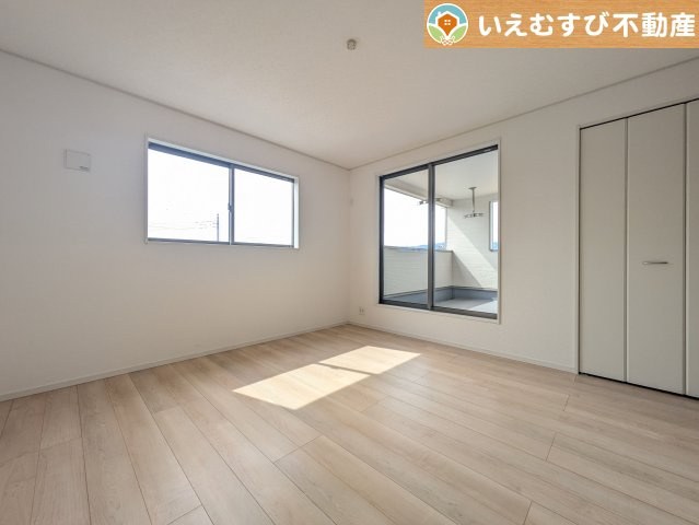 2面採光で明るい居室　たっぷりの採光で自然光の差し込む明るいお部屋！新生活を想像すると楽しみが増しますね♪