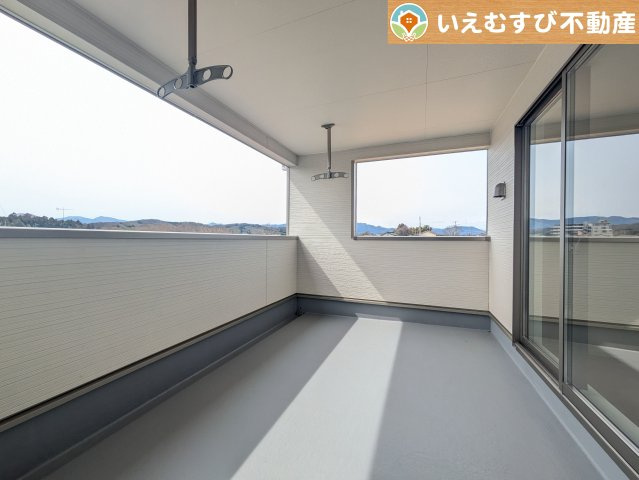 ゆとりの広さのインナーバルコニー　急な雨でもインナーバルコニーなら安心！天気を気にせず干して外出できます♪