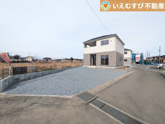 2台以上駐車可能なスペース完備　広々とした砂利敷きスペース。駐車するだけでなくBBQやプールも楽しめそう♪
