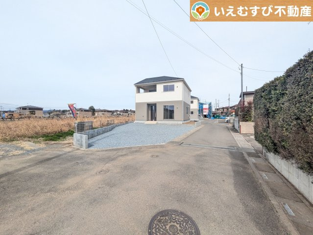 充分な広さの4ｍ前面道路　間口が広くお車の出し入れも問題なく行えるスペースが確保されています♪