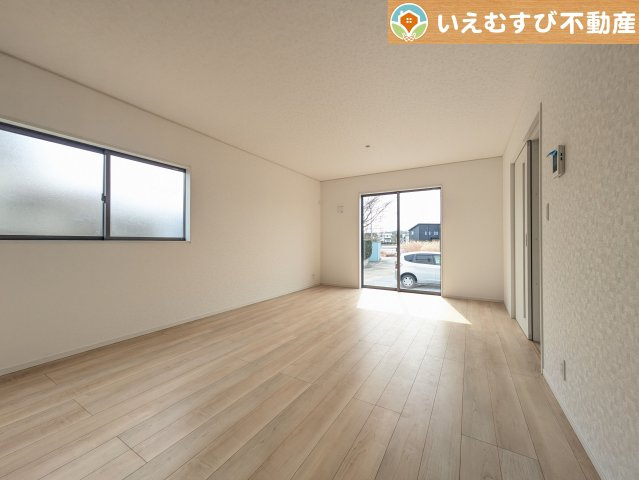 ナチュラルな色合いで落ち着いた印象のリビングダイニング　ぬくもりのあるナチュラルな空間。グリーンを飾っても相性が良さそうですね♪