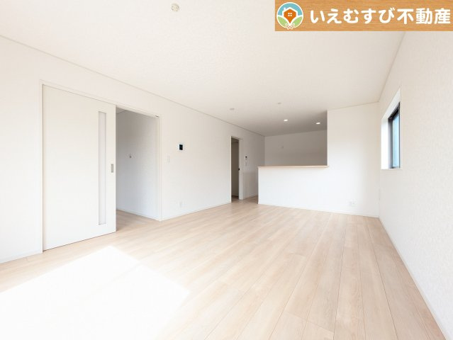 開放感と家族との距離感にこだわったＬＤＫ　採光たっぷりのリビングで休日には家族みんなでくつろげそうですね♪