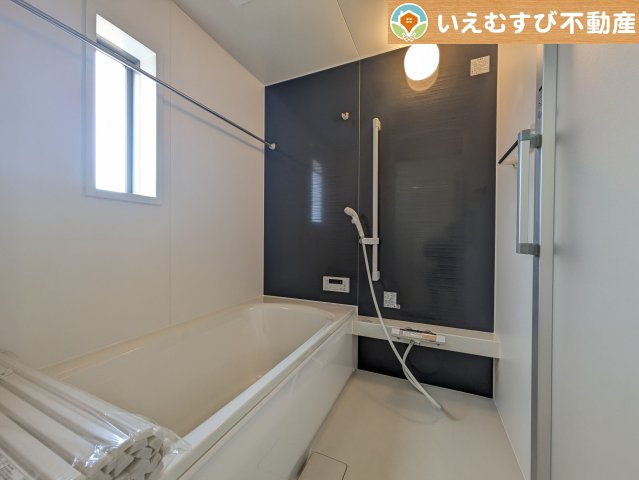 モダンな配色の落ち着いた浴室　ダークトーンの壁面がアクセントになっておしゃれ！窓付きで空気の入れ替えも出来ます！