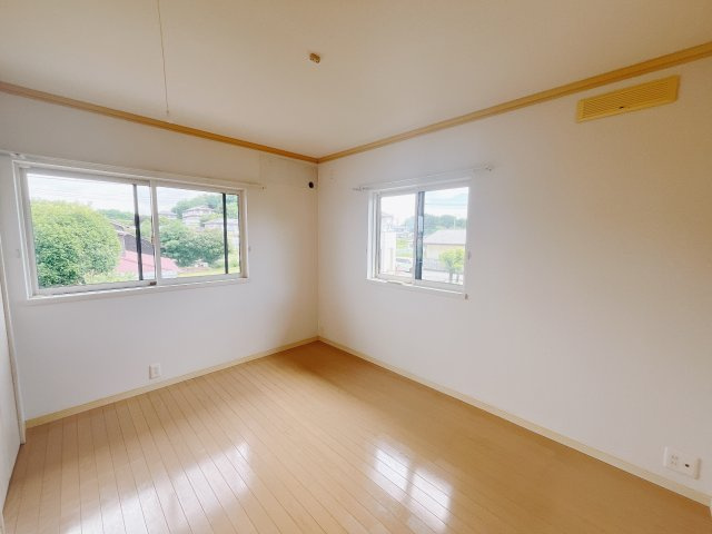 ■2階洋室｜2階洋室には大きな窓をご用意しています。日中はあたたかな日差し差し込み自分時間も充実できますね＾＾