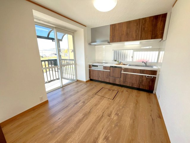 ベランダに面する清々しいダイニング♪気持ちの良い朝を迎えられそうです♪