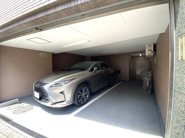 敷地内にある駐車場スペースです。愛車を身近に管理できるためお出かけもスムーズに行え、車をお持ちの方にも大変魅力的な住環境となっております。