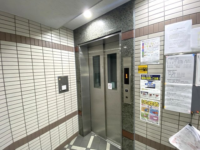 日常の移動をスムーズにしてくれる共有エレベーターを完備。重い荷物を持っている日やお買い物帰り、ベビーカーでの移動時にも快適に上り下りすることができ大変便利です。