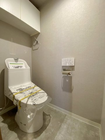 快適な温水洗浄便座付きトイレへ新規交換いたしました。清潔感のあるスタイリッシュなデザインで、限られた空間でも圧迫感なく快適にお使いいただけます。毎日使う場所だからこそ衛生面にもこだわりました。