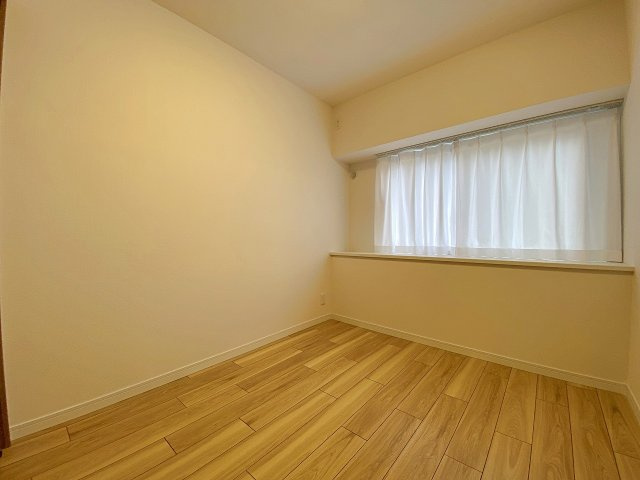 約4.0帖の洋室は、寝室や書斎、リモートワーク部屋など多用途に活躍する空間です。落ち着いた内装デザインで、一日の疲れを癒やすプライベートな時間を快適にお過ごしいただけます。