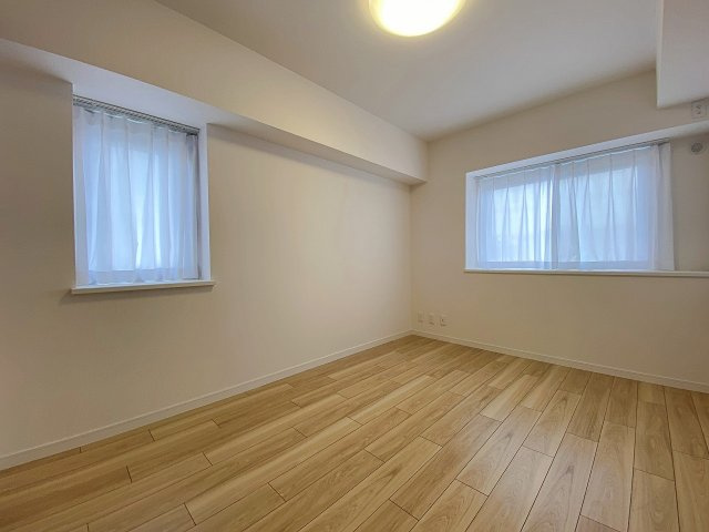 約6.2帖の広々とした洋室は、お子様のお部屋としても最適です。ベッドや勉強机を配置してもゆとりがあり、成長に合わせたレイアウト変更もスムーズ。明るく居心地の良いプライベート空間です。