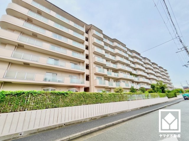 「ファミリーマート福田東鳴尾町一丁目店」まで徒歩2分、「キリン堂鳴尾店」まで徒歩8分、「関西スーパー鳴尾店」まで徒歩10分など、お買い物施設が徒歩圏内に複数あり便利な住環境です。