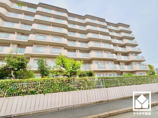 ブランコやすべり台、ジャングルジム、砂場などを備えた「東鳴尾公園」まで徒歩2分（約140m）で、子育て世帯の方にもお勧めです。植栽豊かな園内にはテーブルや椅子も設置されており、春はお花見も楽しめます。
