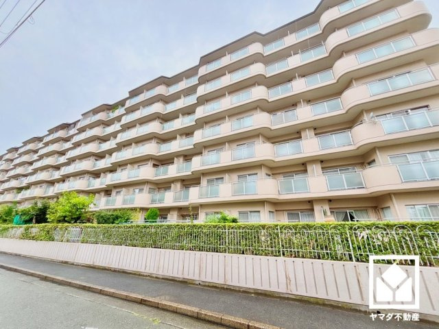 東側に緑豊かな武庫川が流れています。川沿いの「武庫川サイクリングロード」まで徒歩6分（約450m）で、自然を身近に感じながらサイクリングや河川敷のお散歩なども楽しめる、健康的なロケーションです。