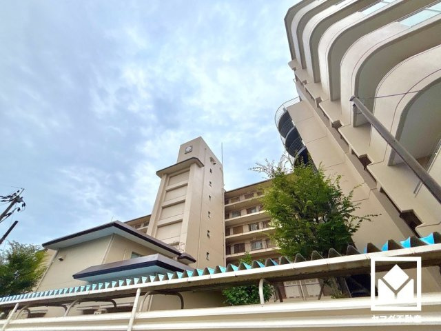 廊下にも用途に合わせて高さを調整できる稼働棚付きの収納スペースがあり、住空間を広々お使いいただけます。日用品のストックなどもすっきり片付きます。