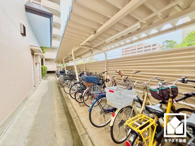 敷地内に駐輪場を設置（月額100円）。平置きなので、さまざまなタイプの自転車を置きやすい仕様です。