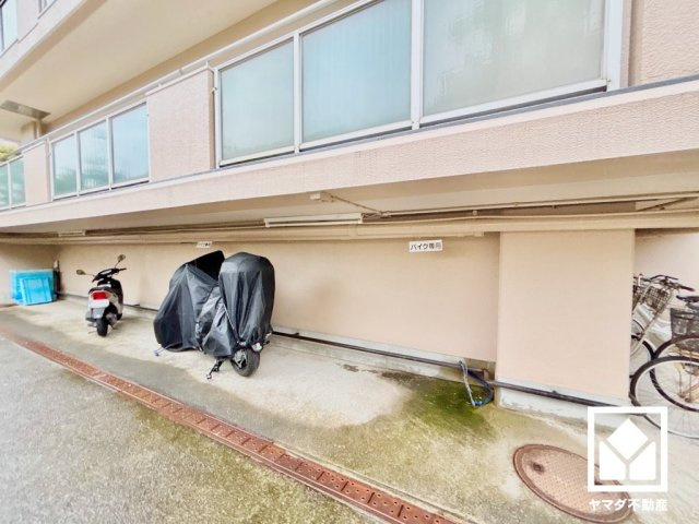 敷地内にバイク置き場を設置。屋根付きなので、雨や日差しの影響を受けにくく、大切なお乗り物の保管にも便利です。