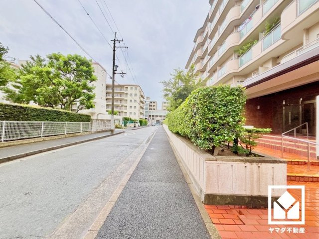 敷地西側に「鳴尾新川」が流れています。川沿いは植栽の綺麗な通りになっており、四季の移り変わりが感じられる緑豊かな景観です。落ち着いた雰囲気の中でゆとりある毎日をお過ごしいただけます。（写真は東側です）