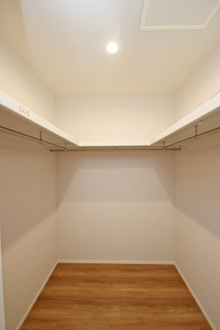 しっかりとした広さのウォークインクローゼット。1Fのファミリークローゼットと使い分けることで、毎日が快適に♪【プラン例】建物価格1900円、建物面積94.39？