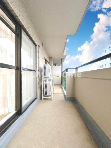 【バルコニー】幅もあって、奥行きもあるゆとりのバルコニー。洗濯物を干したり乾かしたりだけでなく、ただ出てみるだけでも気持ちいいですよ。