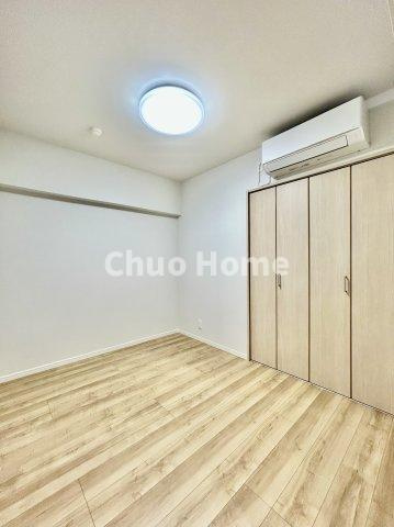【寝室】心と体をゆったりと安らげる主寝室。寝室のゆとりが大きい分だけ、暮らしの安らぎは深まります。一日の疲れを癒すだけでなく、ご夫婦の親密な語らいを紡ぎ出します