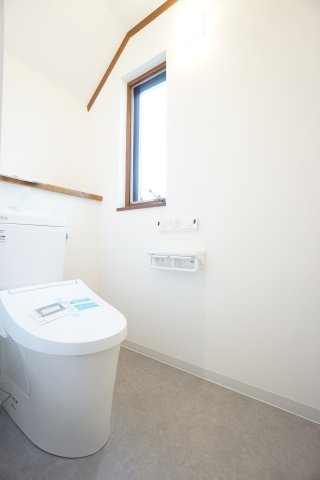 1階温水洗浄便座付きトイレ交換済み！節水型でお水の節約に♪