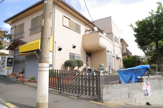 土地の面積＝住宅面積ではありません。建ぺい率の問題などで、土地のある場所によって住宅を建てられる面積は限られています。高さもしかり、「土地」という言葉の中には、建築条件も含まれると考えておきましょう。
