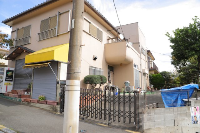 家を建てる場合、方位は要チェックです。現実的に日当たりのよい家ならばリビングは南側、建築基準法でも北側に当たる家への配慮は求められています。土地を見学に行く際は、方位磁針を持って行くようにしましょう。