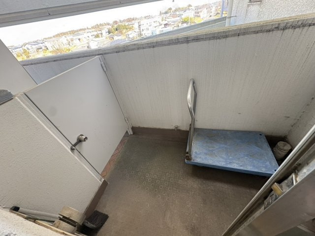 バルコニー/キッチンの勝手口から共用廊下側のバルコニーへ出られます