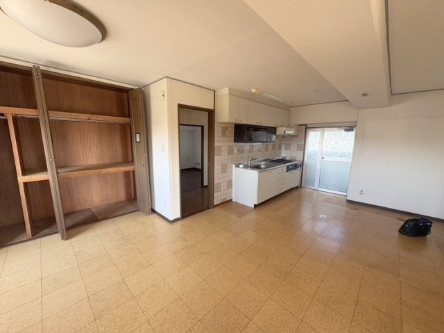 リビングダイニングキッチン/2面採光の明るい室内です