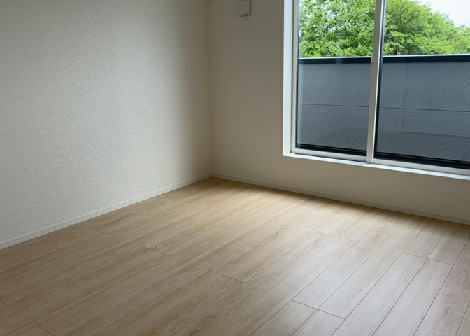寝室でゆっくりと過ごすためにはベッド周りの適度な空間を担保することや窓の位置、照明の明るさ、寝室の広さなどを考える必要があります。自身や家族の構成とライフスタイルに併せて寝室にする部屋を選びましょう！