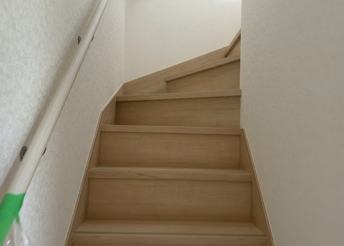 建物の上下階の通路である階段は、その位置によって動線や室内の印象が大きく左右されます。手摺にも重要な役割があり、転倒の防止・歩行や動作を円滑にして日常生活を支えることを主な目的として設置されています。