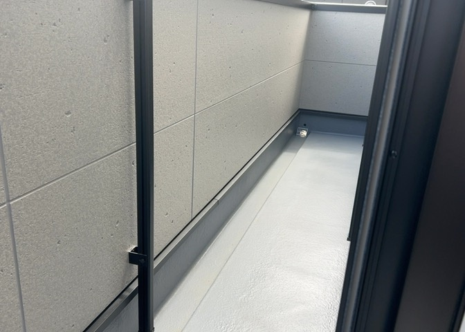 バルコニーは、室外の専用スペースのうち、「屋根がなく開放された空間」であるものを指します。ベランダより広いタイプのものが多く、日当たりもよいため家庭菜園などを楽しみたい人にとって適した環境となります。