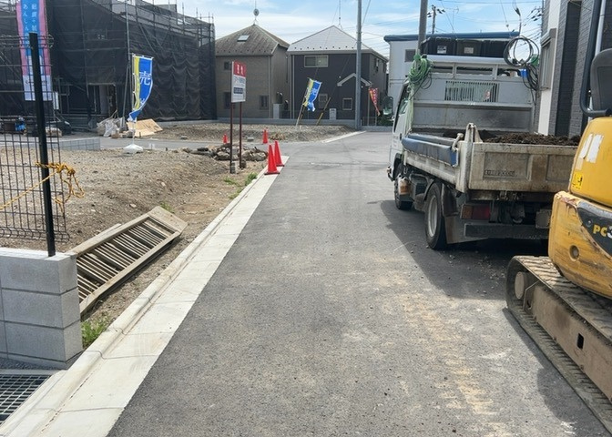 住宅用の土地では前面道路に2m以上接していなければならないと法律で定められています。しかし、お持ちの車のサイズやライフスタイルなどにより、2mでは利便が悪い場合もございますので、事前に確認しましょう。