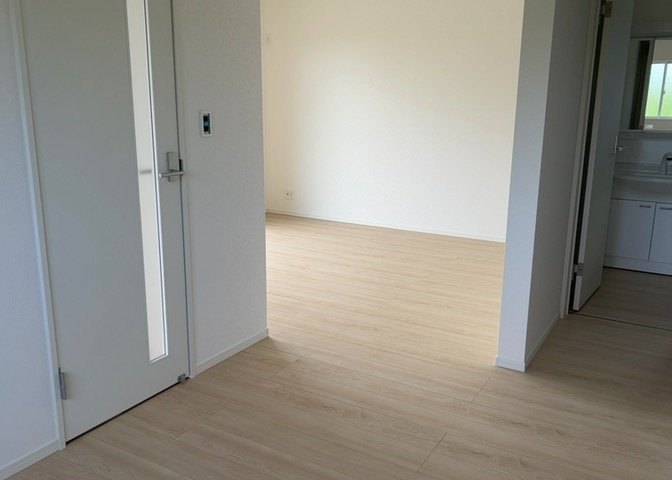 L型アイランドタイプは、キッチンからダイニングにもリビングにも目が行き届くので、とても使いやすい配置です。L字型独立タイプは、キッチンを独立させてるためLDKというよりもLDといった様なイメージです。