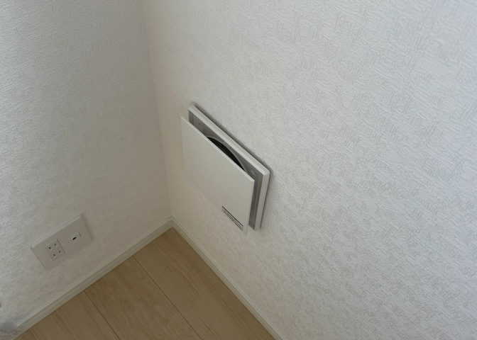 1日中建物内の換気が行われるように設計された仕組みです。気密性の高い住宅は、家に籠った空気でシックハウス症候群になる可能性がありますが、24時間換気システムであれば計画的な換気で対策が可能です。
