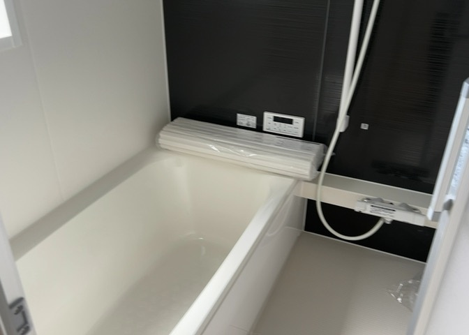入浴時の快適さも大事なことですが、綺麗な状態を維持できなければ気持ちよく入浴できません。毎日の掃除が楽という点は大事なポイントになります！カビが生えにくく掃除がしやすい、壁や浴槽を選ぶといいでしょう。