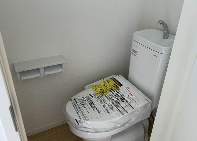 トイレは大きさや形、機能、抗菌性などが異なる多種多彩なタイプが各メーカーから出ています。それぞれに良さがあるため、事前にどういったタイプのトイレがいいのかをご家庭内で決めて、内見に行くといいでしょう。