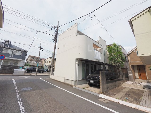 角地に位置しており開放的なロケーションが魅力です！通風や採光に恵まれた環境で気持ちよく過ごせます♪
