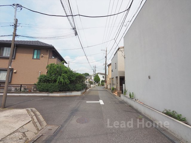 平坦で移動しやすい前面道路に接面しています！ベビーカーでの移動やお子様とのお散歩も楽々行えます！