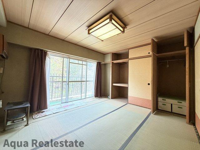 落ち着いた色調の寝室です