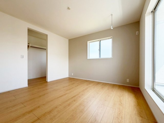 【1号棟　8.0帖洋室】ウォークインクローゼット付きの主寝室です。家族みんなで使う・ご夫婦2人で使う・兄弟姉妹で使うなど、お部屋の使い方は自由自在！