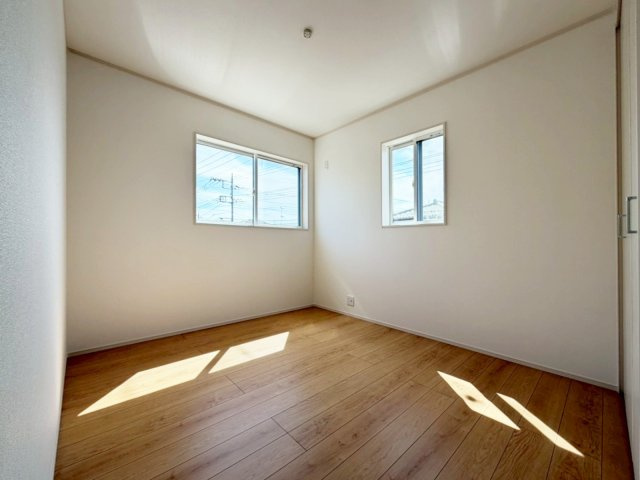 【1号棟　5.5帖洋室】2面採光で1人でゆったり過ごす時間を明るく照らしてくれます。空気の通り道も作ってくれるため、気持ちのいい風が入ってきますね♪