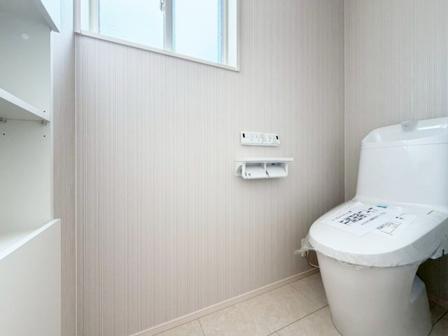 【1号棟　2Fトイレ】汚れが入り込みやすい便器との隙間は、リフトアップにより楽にお掃除できます。便器のフチもないため、サッとひと拭きでお掃除完了です。