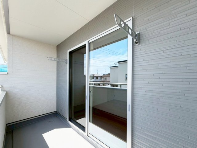 【1号棟　バルコニー】外壁付物干金物が付いている為、お外に洗濯物を干すことも可能です。屋根も付いているので多少の雨風も凌げますね。