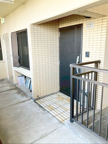 ダブルロック仕様の玄関ドアで防犯性アップです！